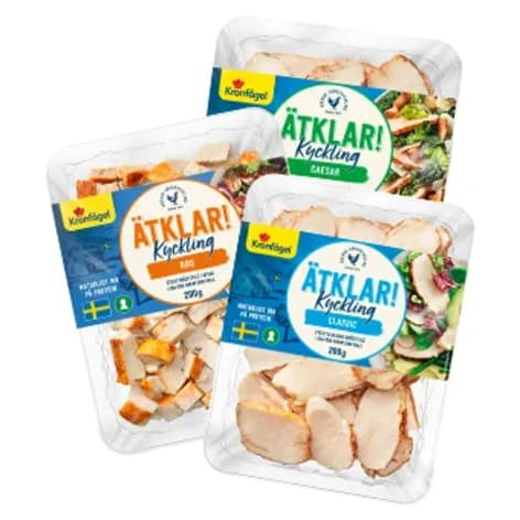 Tre förpackningar med ätklar kyckling är placerade på en vit bakgrund.