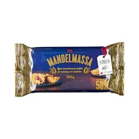 En förpackning mandelmassa ligger på en yta.