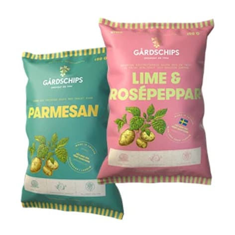 Två påsar med Gårdschips står upprätt.