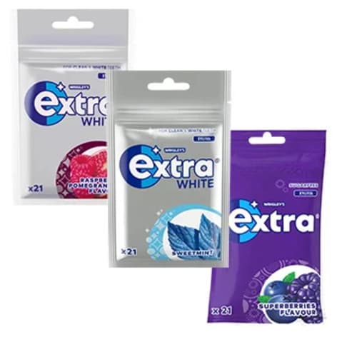 Tre förpackningar tuggummi ligger bredvid varandra på en yta.