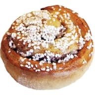 En kanelbulle toppad med pärlsocker.