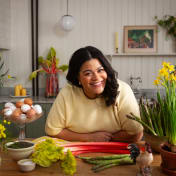 Vardagskocken sitter vid ett köksbord med matvaror.