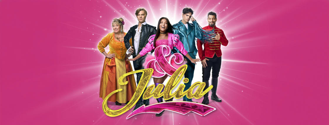 affischbild från musikalen & Julia visar de fem huvudrollskaraktärerna mot en rosa bakgrund.