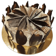 Schwarzwaldtårta med spiralformat mönster av chokladflisor på vispad grädde.