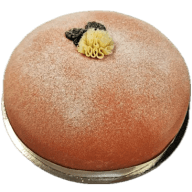 Jordgubbsprinsesstårta. Rund marsipantäckt tårta pudrad med florsocker och toppad med en gräddros och bär.