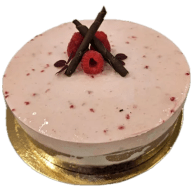 Rund moussetårta toppad med hallon och korslagda chokladstänger.