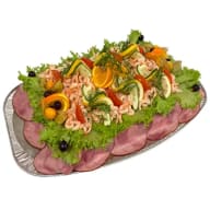 En upplagd räksallad med garnityr och skivor kallskuret på ett serveringsfat.