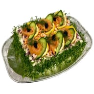 Fat med räkor och rökt lax toppade med gurkskivor och dill.