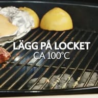 En ugn med galler där två halvor av en frukt ligger, varav en är täckt med folie, samt text på svenska som anger temperatur.
