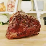 Kött som vilar på skärbräda.