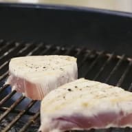 Två filéer tonfisk på grill.