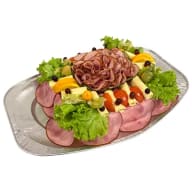 Serveringsfat med ett dekorativt arrangemang av kallskuret, ost och sallad.