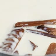 En smält chokladmassa är utspridd på en yta.