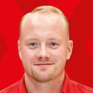 Närbild av en person med ansiktet maskerat av en rektangulär suddig yta.
