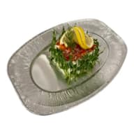 Salladsrätt toppad med skivad citron och örter på ett engångsserveringsfat.