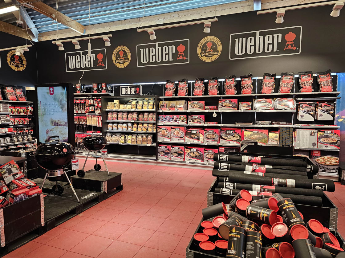 Visar vår Weber grillavdelning.