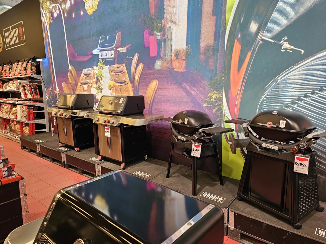 Visar vår Weber grillavdelning.