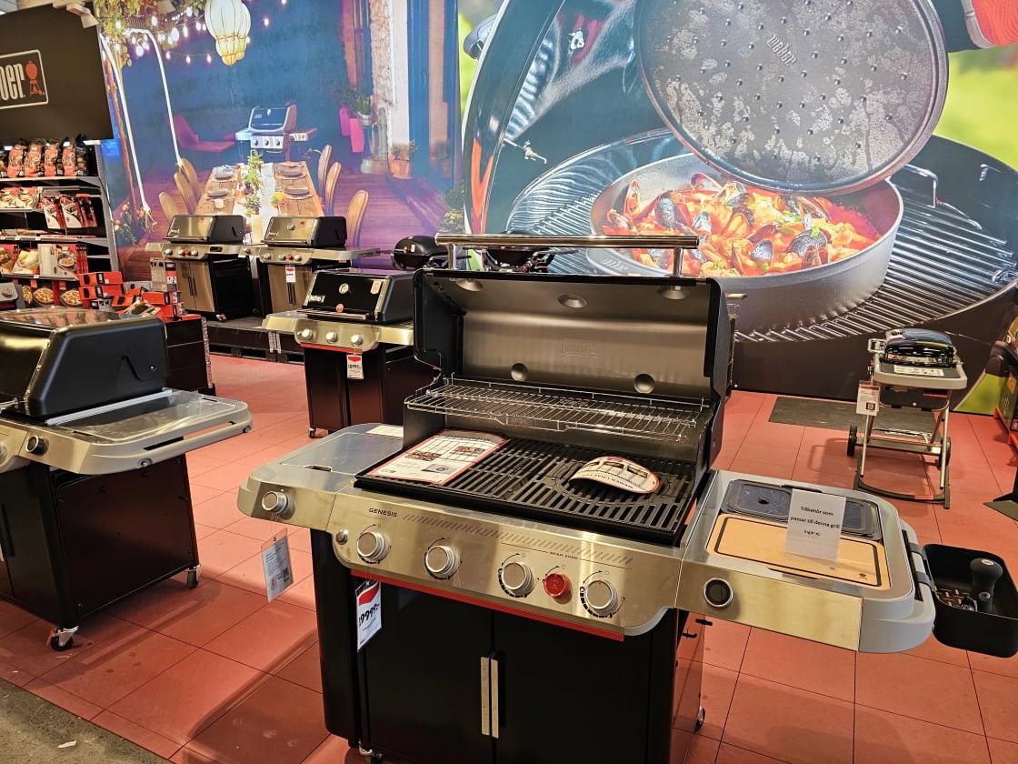 Visar vår Weber grillavdelning.