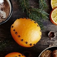 En apelsin med nejlikor nedstuckna i skalet.