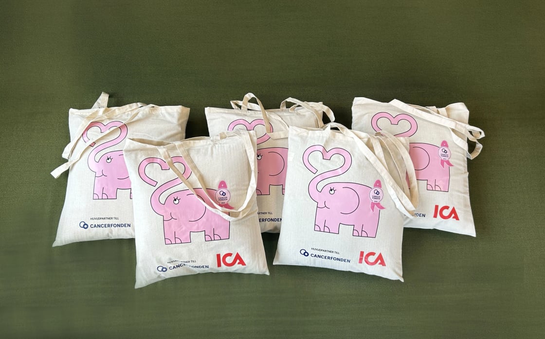 Fem tygkassar med rosa elefant-tryck på ligger på ett bord.