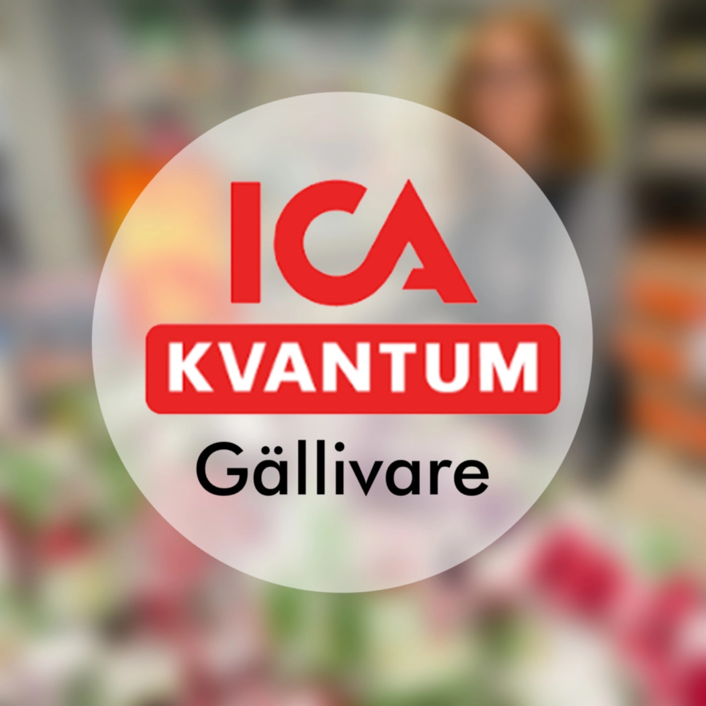 En rund skylt visar ICA Kvantum Gällivare logotypen mot en suddig bakgrund.