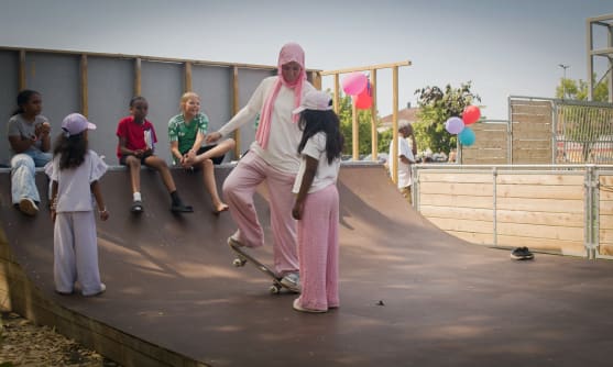 En person står på en skateboard på en ramp.