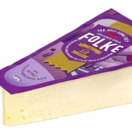 En bit ost med en triangulär förpackning.