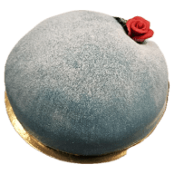 Blåbärstårta täckt av marsipan, pudrat socker och dekorerad med en liten ros.