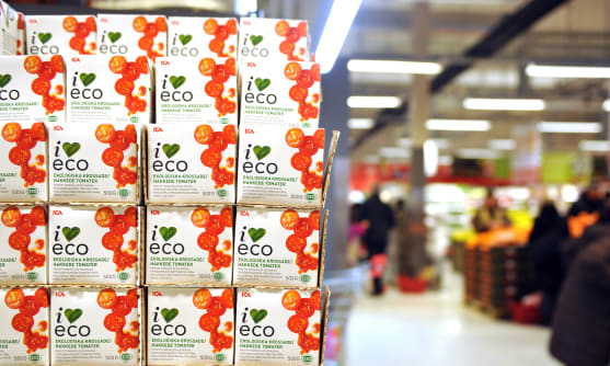 Krossade tomater på pall i butik.