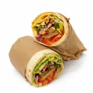 Två halvor av en fylld wrap med sallad, tomat och ost.Pulled Oumph & sriracha mayo wrap