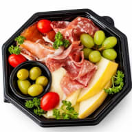 En matlåda innehåller skivad salami, oliver, druvor, tomater och melon.