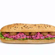 Fröad sub fylld med köttbullar, sallad på betor och salladsblad.