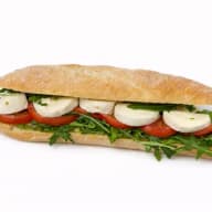 Ciabattasmörgås fylld med skivad mozzarella, tomat och bladgrönsaker.