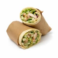 Två wraps med skivad kyckling och sallad inslagna i papper.
