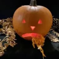 En halloweenpumpa som kräks