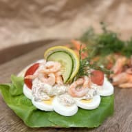 Öppen smörgås med räksallad och skivade ägg.