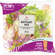 En förpackning med färdigblandad sallad visas mot vit bakgrund.