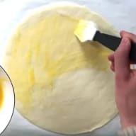 Steg 1 Nutellapizza: pensla smördeg med uppvispat ägg.