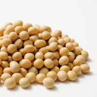 En hög med sojabönor ligger på en vit yta.