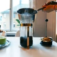 Dags att hälla det heta vattnet i kastrullen ner i presskannan med kaffepulver.