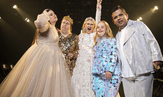 Skådespelare från Glada Hudik-teaterns film Catwalk