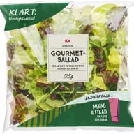En förpackning med färdigblandad gourmetsallad från ICA visas.