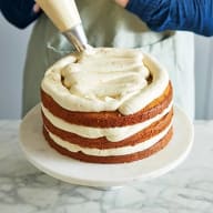 Panncotta spritsan längs kanterna och i mitten av tårtan med hjälp av en sprits.