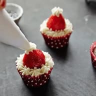 Spritsning av cupcake med jordgubbar