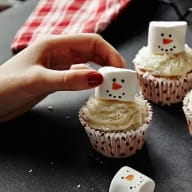 Montering av snögubbecupcake