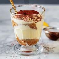 Tiramisu i glas, steg 7. Pudra över kakao vid servering.