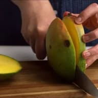 1. Skär mangon i tre delar
