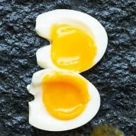 Kokt ägg med rinnande gula (något fastare mot vitan).