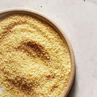 En skål med finkornigt, ljust gryn som liknar couscous.