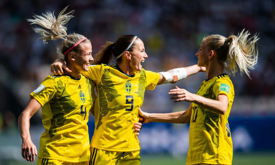 Bild på spelare i damlandslaget under match